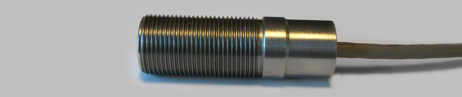 Ein Metallzylinder mit Gewinde und einem Kabel von einem Ende.